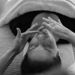 Vous pouvez pratiquer chez vous l'automassage ou yoga du visage. C'est une très bonne manière d'être autonome et de voir des effets rapidement.