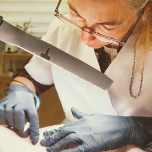 Comment arrêter la pousse des poils au menton chez une femme ?