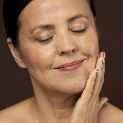 680_s-smiley-femme-plus-agee-posant-du-maquillage